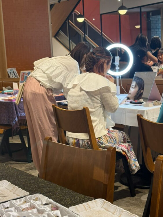 元ドレスコーディネーターのカラー診断│pico PROGETTO│東京麹町開催のマルシェでの診断様子