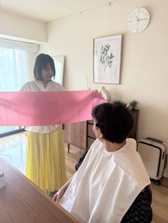 pico PROGETTO│グラデーションカラースケール®を使ったベースカラー診断│ドレープの説明様子