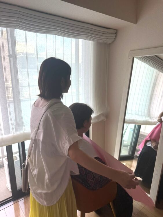 pico PROGETTO│グラデーションカラースケール®を使ったベースカラー診断│ドレープを使った診断の様子